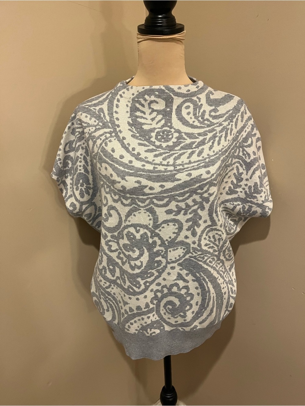 Cynthia Rowley Oversized Grey/White Paisley Higher Neck Short-Slv Sweater, small